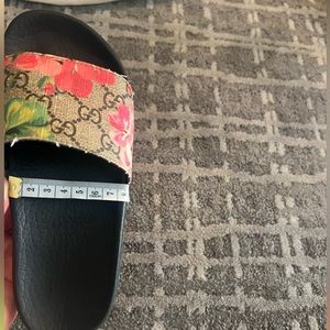 T.GG SUPREME ST.BLOOMS PLACE
B.EBONY MULTICOLOR Gucci slides